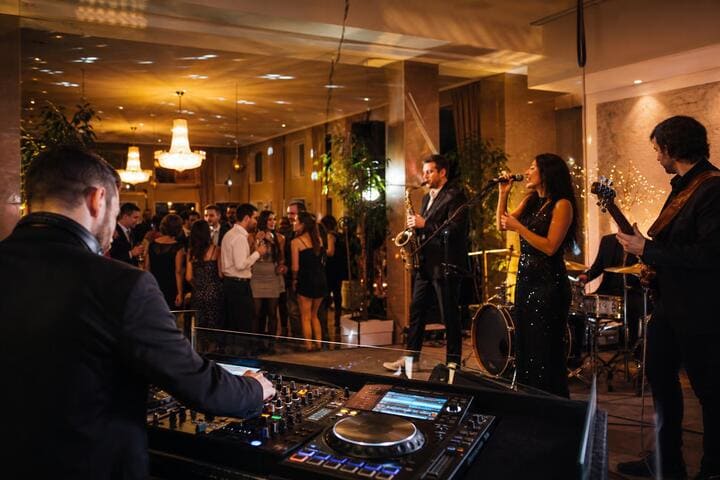 Come scegliere DJ, vocalist o band per il Capodanno nel Lazio